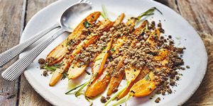 Carrots with thé des Lords and hazelnut crumble topping